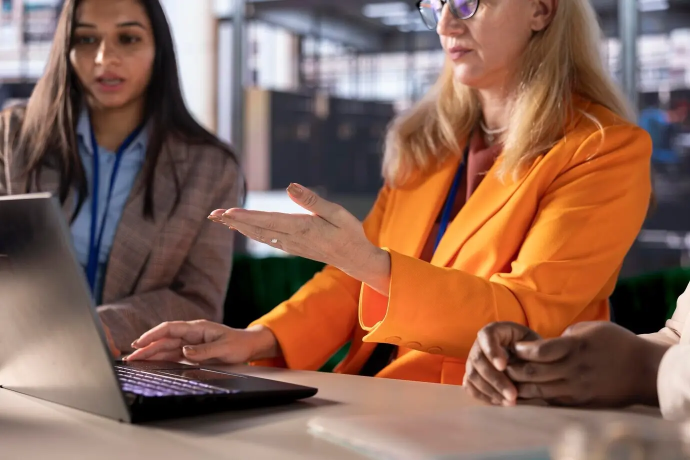 Команда женщин-менеджеров разрабатывает стратегию роста бизнеса в конкурентной отрасли, демонстрируя свои