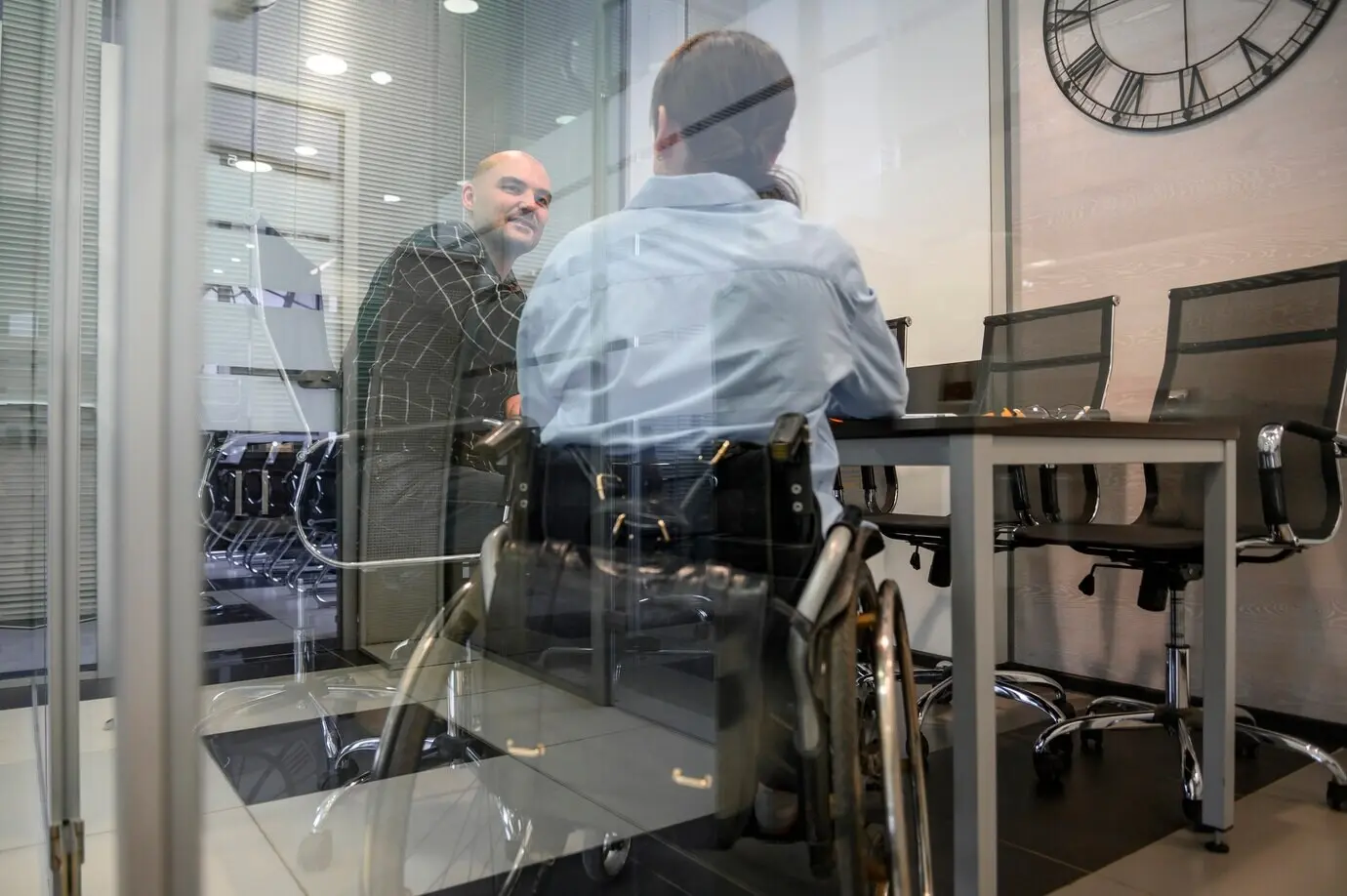 Женщина, сидящая в инвалидной коляске, современная концепция.