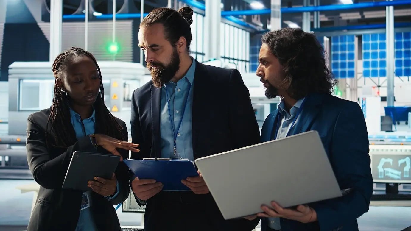 Инженеры фотогальванического завода, работающие в команде, исследуют более дешевые солнечные решения.